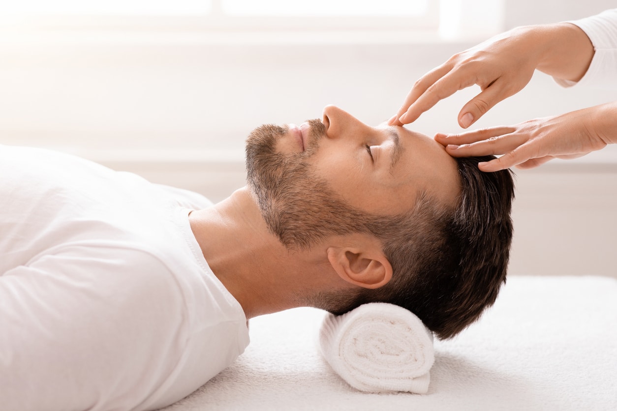 Découvrez le massage de tête pour un plaisir absolu –
