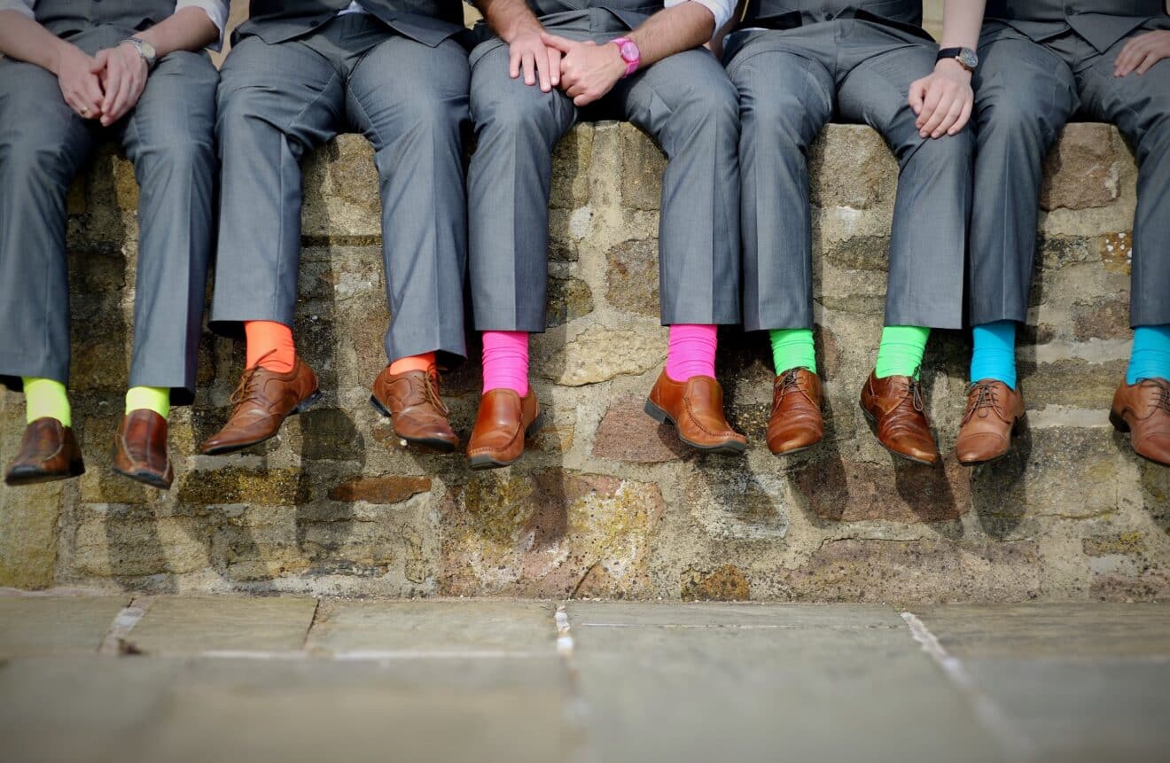 Porter des chaussettes colorées sans ruiner son look : attention au faux-pas !