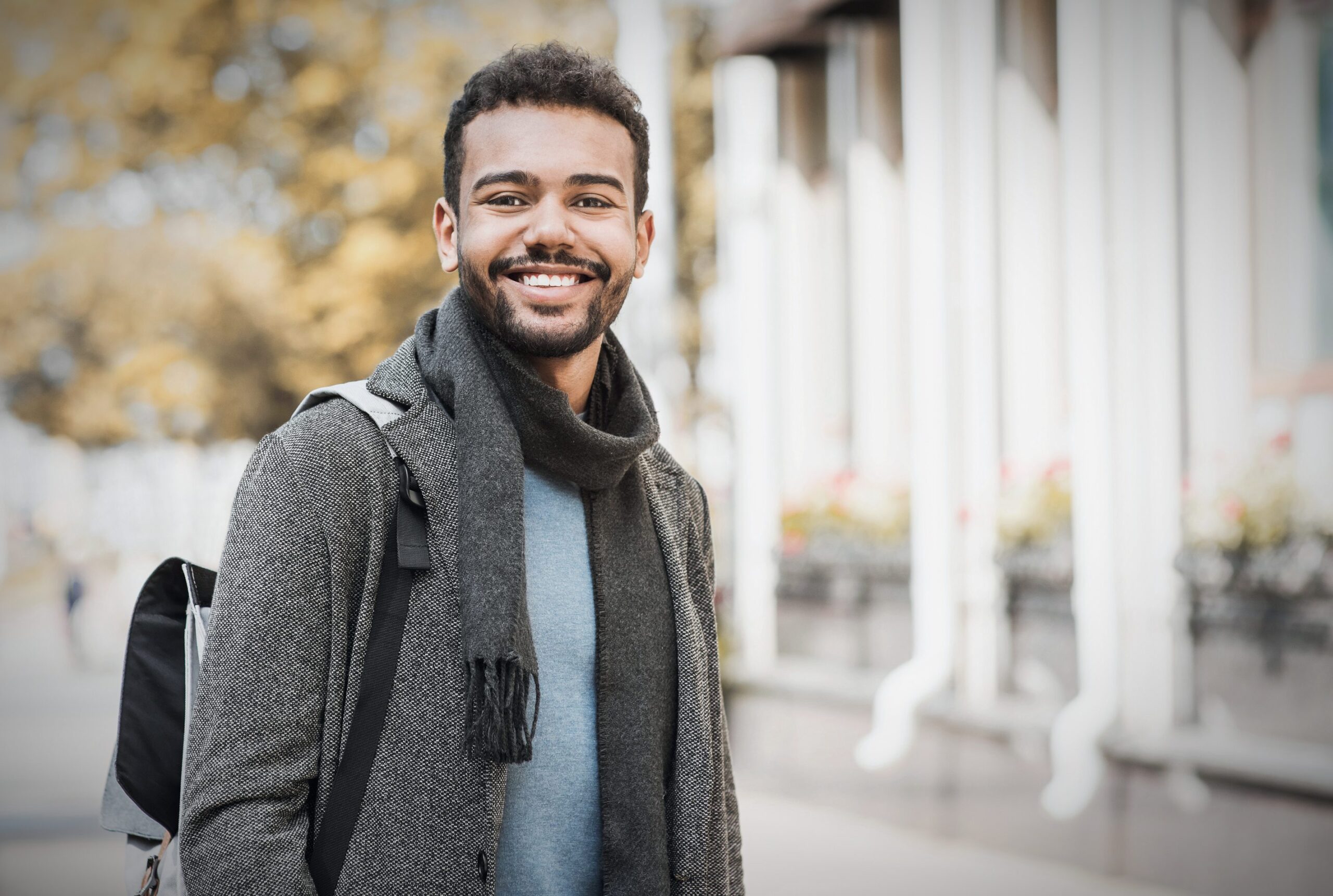 Jeune Homme Portant Des Vêtements D'hiver Dans La Rue.