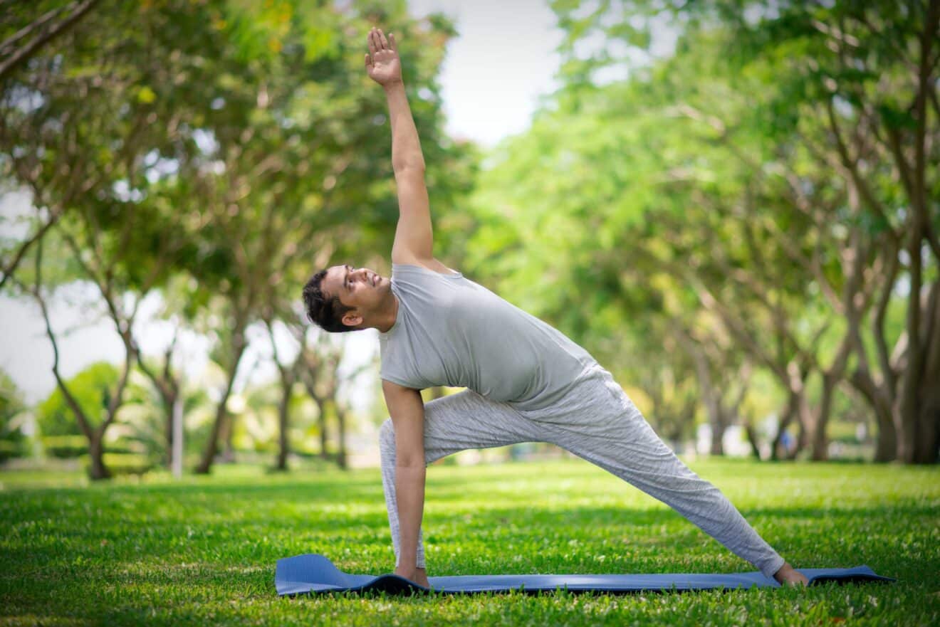 Pourquoi les hommes devraient pratiquer le yoga : les bienfaits surprenants pour la santé
