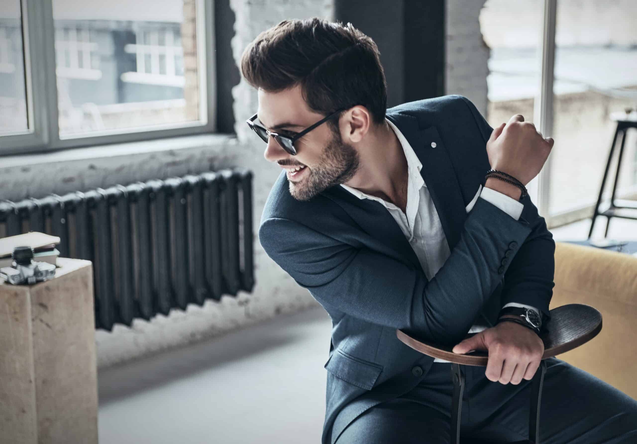 5 accessoires de mode indispensables pour les hommes qui veulent sortir du  lot –