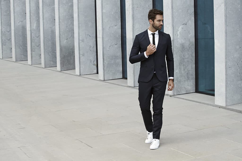 Style De Mode Et Tendance. Look à La Mode De L'homme Qui Marche Au Bureau.  Concept De Vêtements Pour Hommes. Homme D'affaires élégant Et Stylé. Homme  Dans Des Vêtements De Style Urbain.