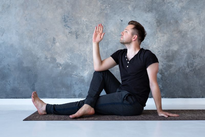 Postures de yoga - torsion assise