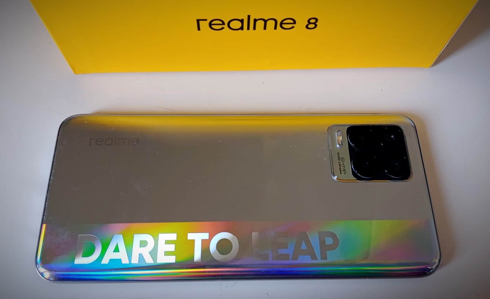 Realme 8 - Dos du smartphone