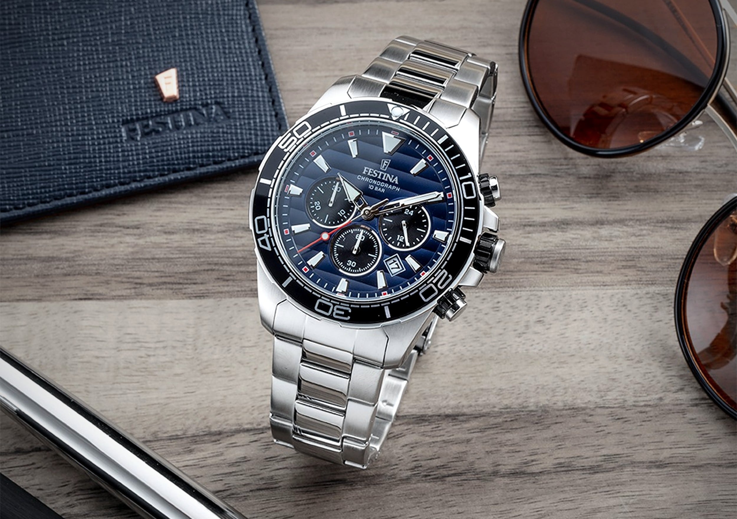 Montre Festina, bracelet acier, fond bleu. Acheté 300€