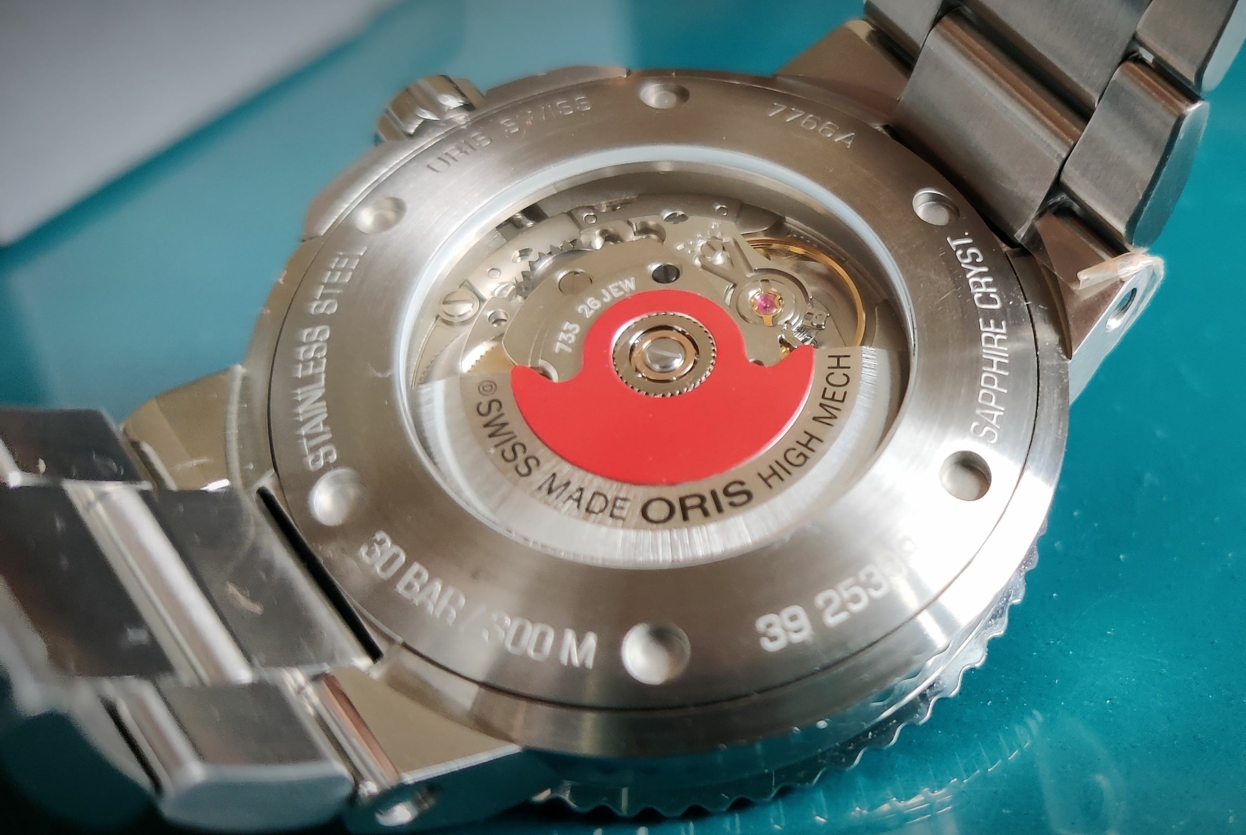 Oris Aquis Date Upcycle - rotor rouge