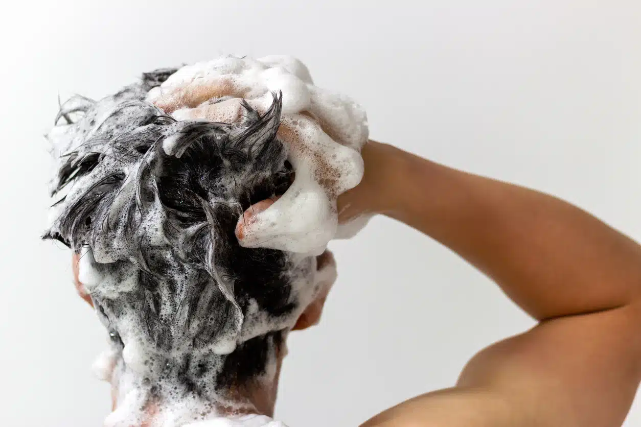la mousse lors du lavage des cheveux