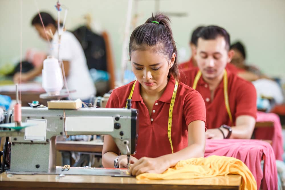 Des travailleurs de l'industrie du textile