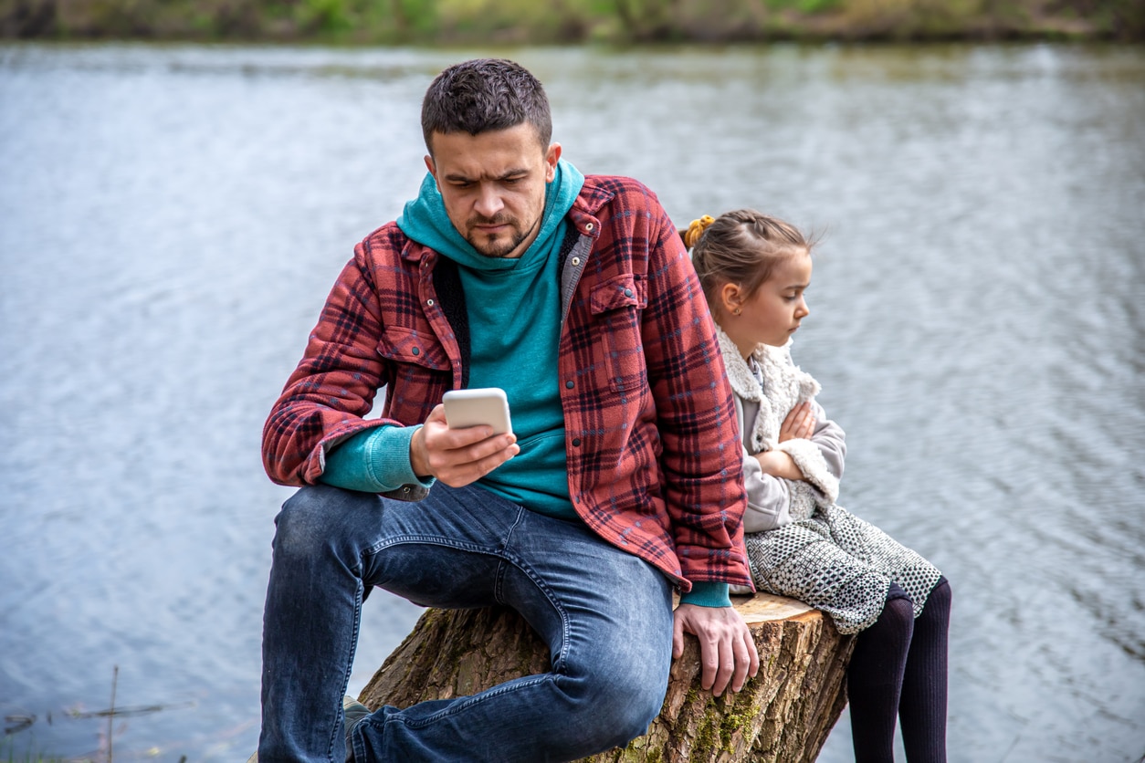 Les papas et leur smartphone : addiction ou nécessité ?