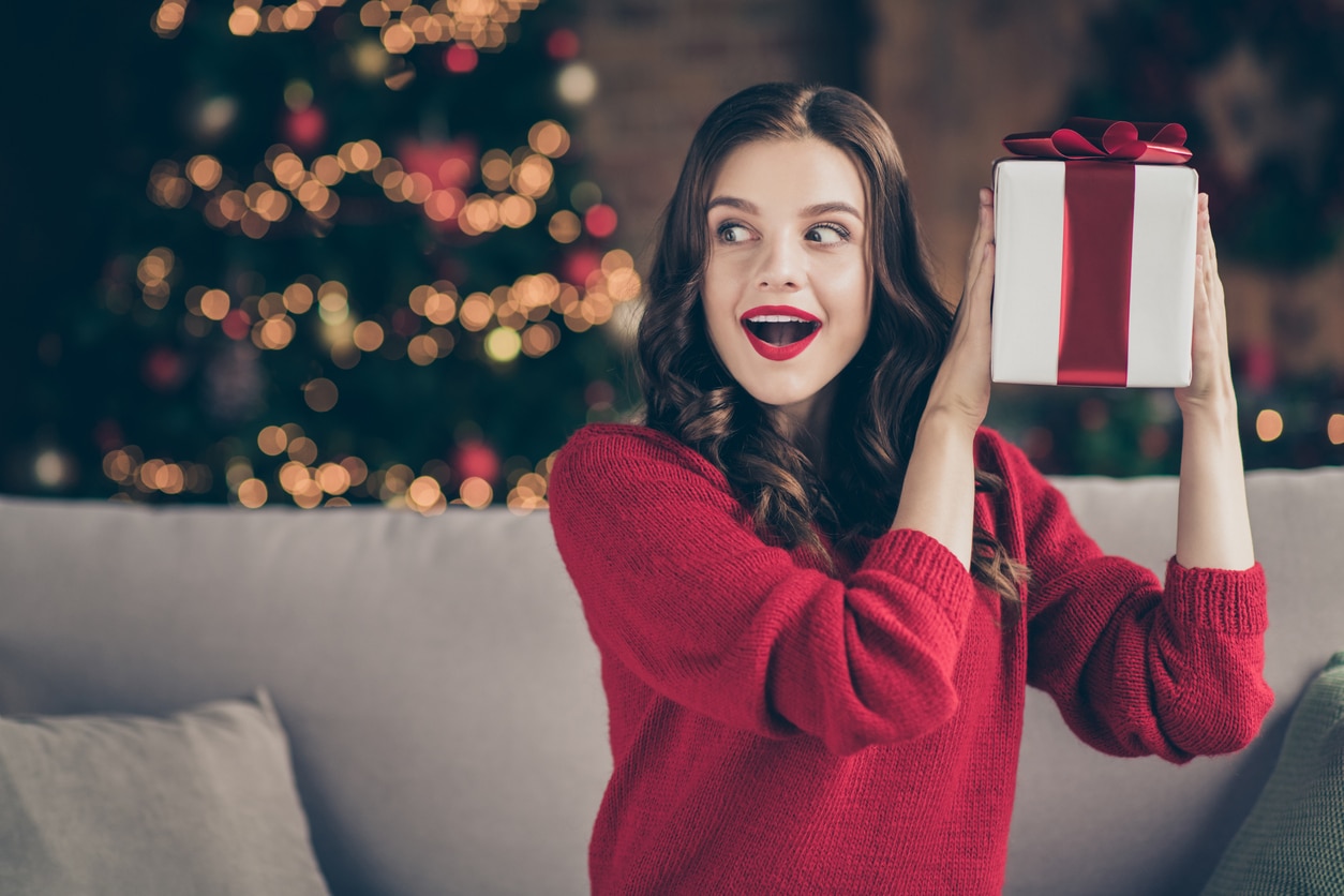 Noël 2023 : Les 10 meilleurs cadeaux à offrir à une femme cette année