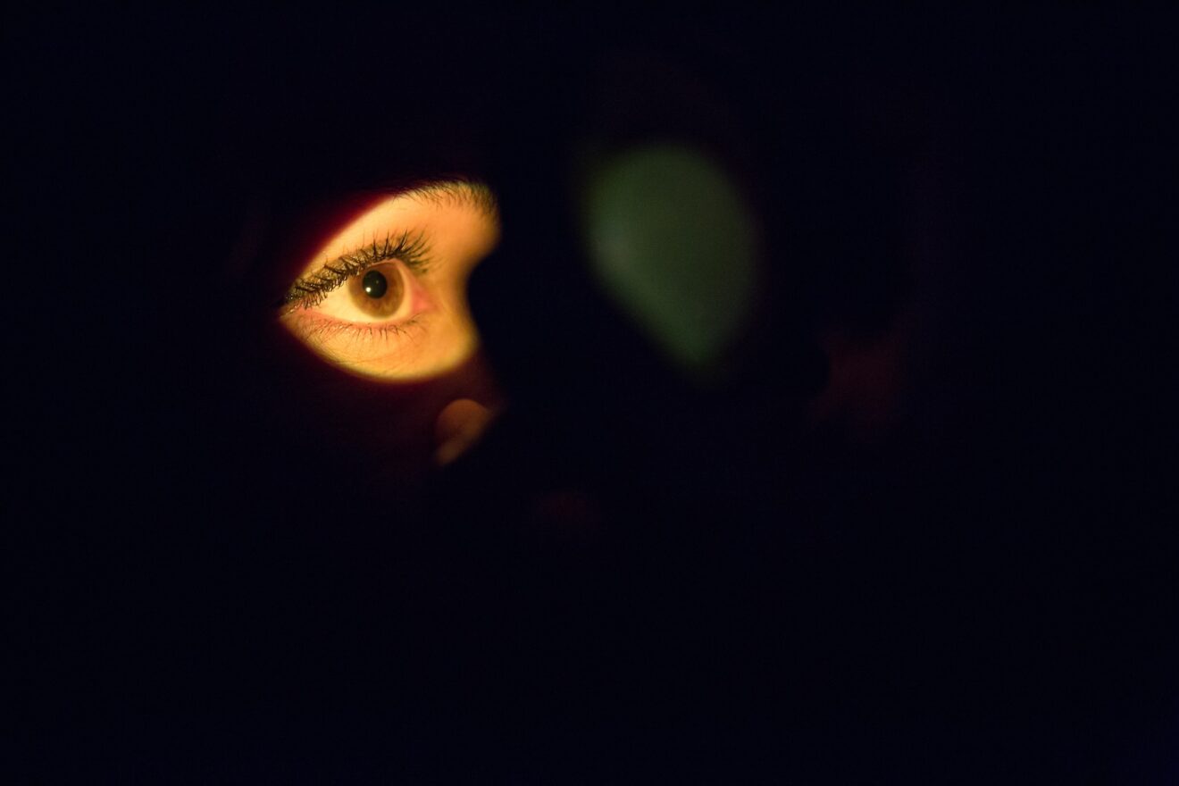 Secrets intimes : explorez les mystères du voyeurisme et de l'exhibitionnisme