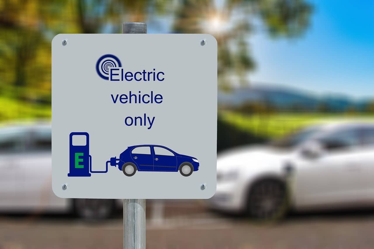 Pourquoi les voitures électriques se vendent-elles si bien en 2022 ?