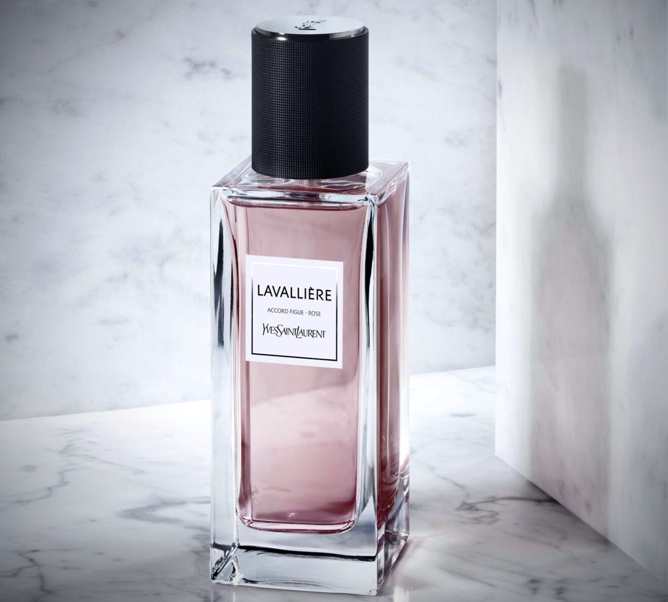 Lavallière d'Yves Saint Laurent : le plus féminin des parfums masculins va vous surprendre