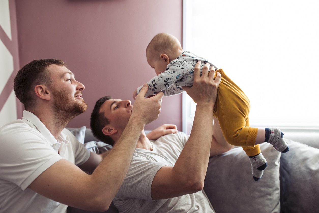 Papa gay : comment construire un foyer heureux malgré les difficultés et préjugés