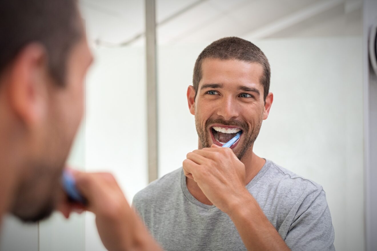 5 produits indispensables pour prendre soin de ses dents et avoir un sourire de séducteur