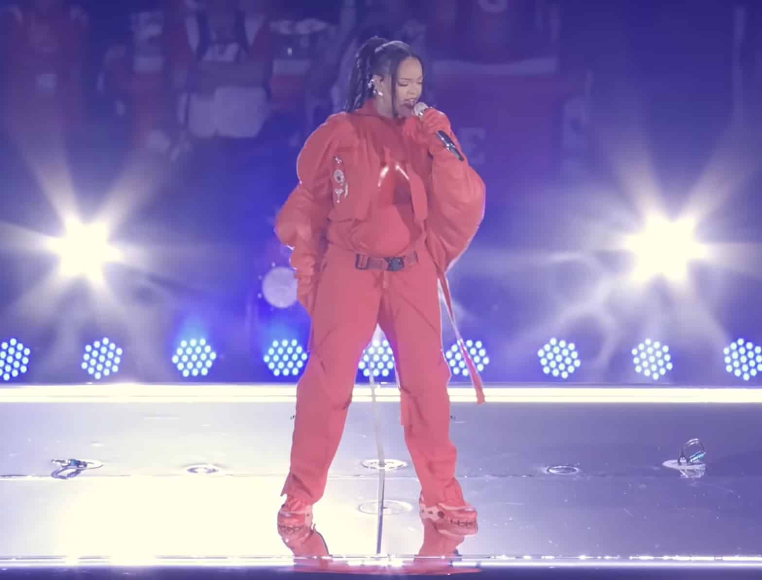 Rihanna au SuperBowl 2023 avec sa combinaison Loewe et ses sneakers Salomon