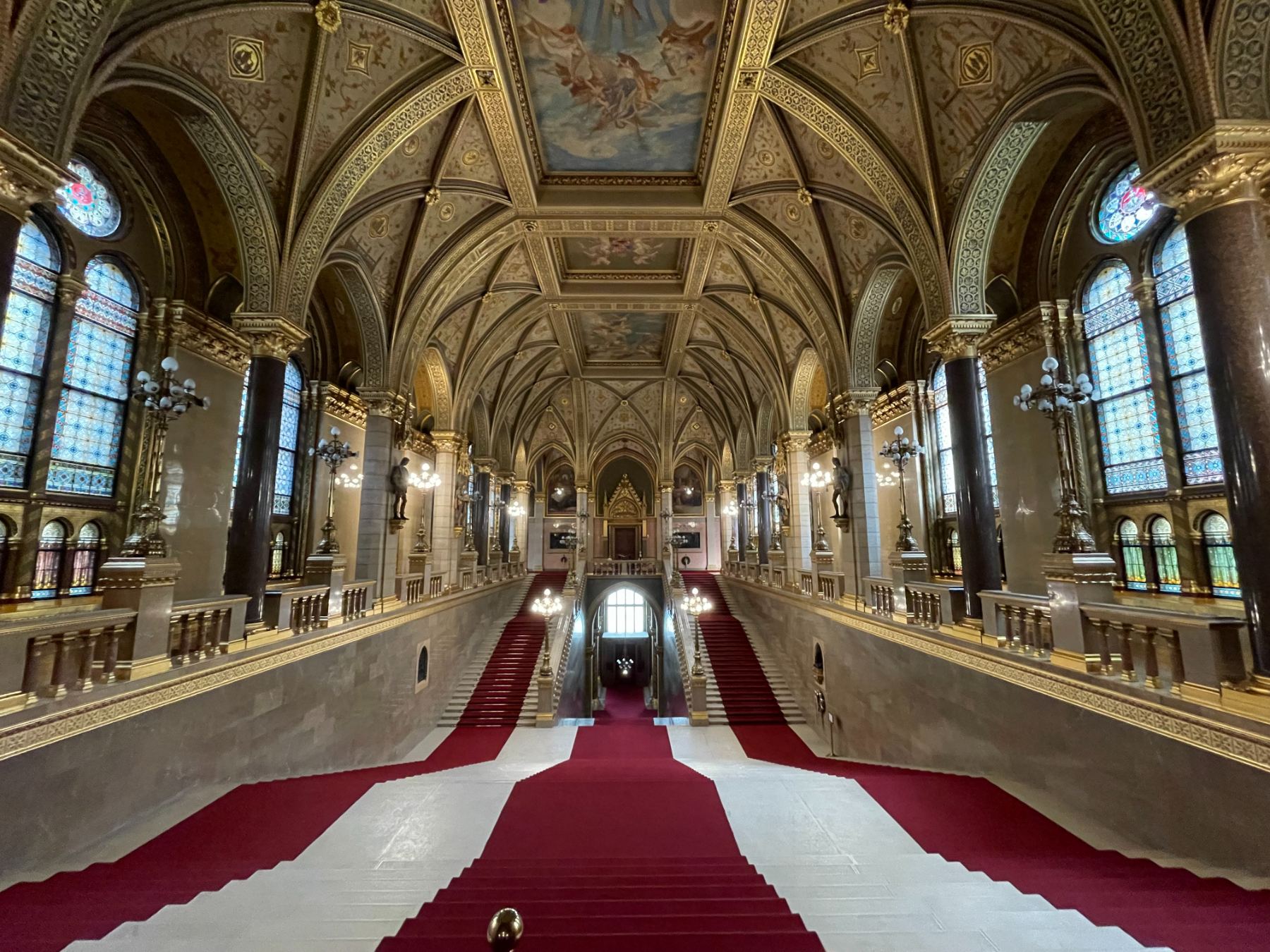 Budapest escalier du parlement