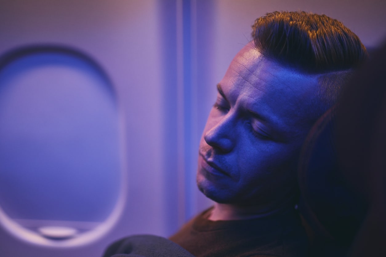 5 conseils pour réussir à dormir en avion : un sommeil paisible en altitude