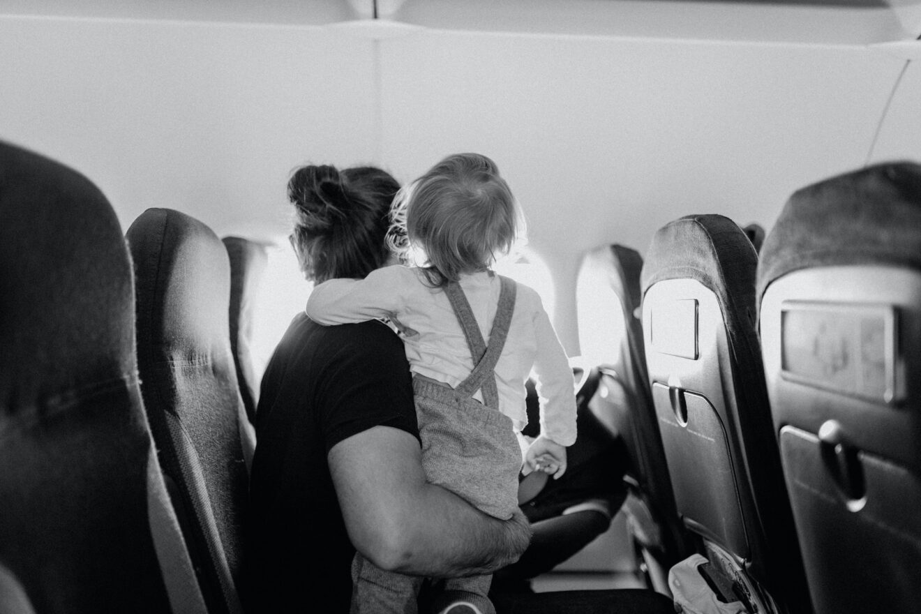 5 conseils essentiels pour voyager avec des enfants en avion sans stress ni tracas