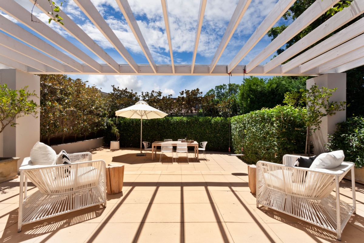 Pergolas, voiles d'ombrage et autres solutions pour protéger votre terrasse  du soleil –