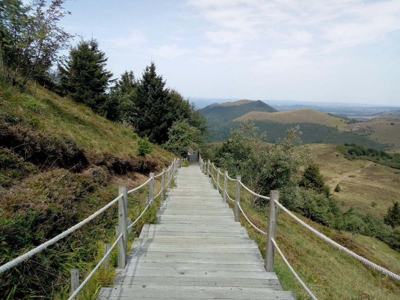 Auvergne : découvrez 5 activités estivales incontournables, de la randonnée à la détente