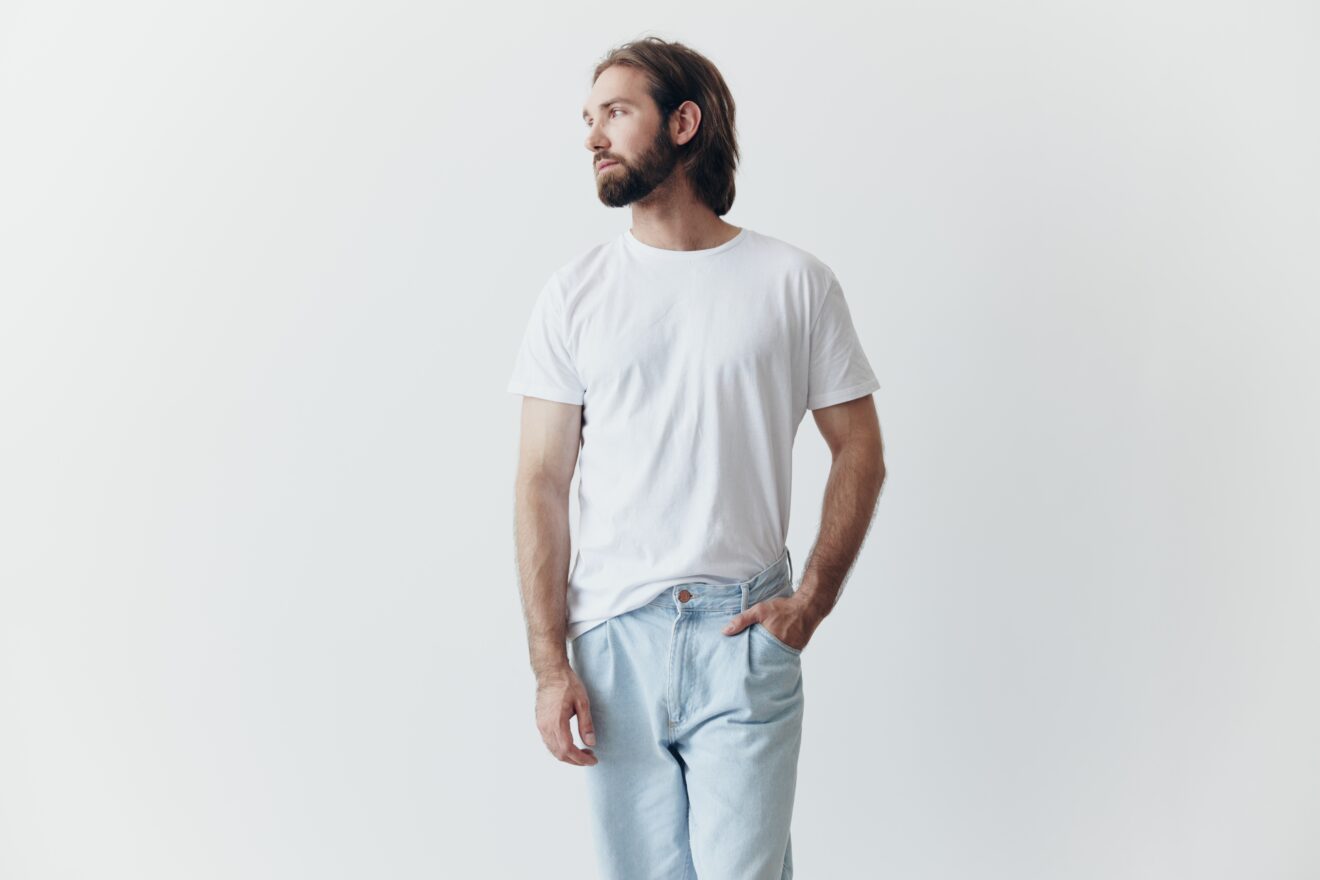 T-shirt blanc : le basique d'un dressing masculin minimaliste et raffiné