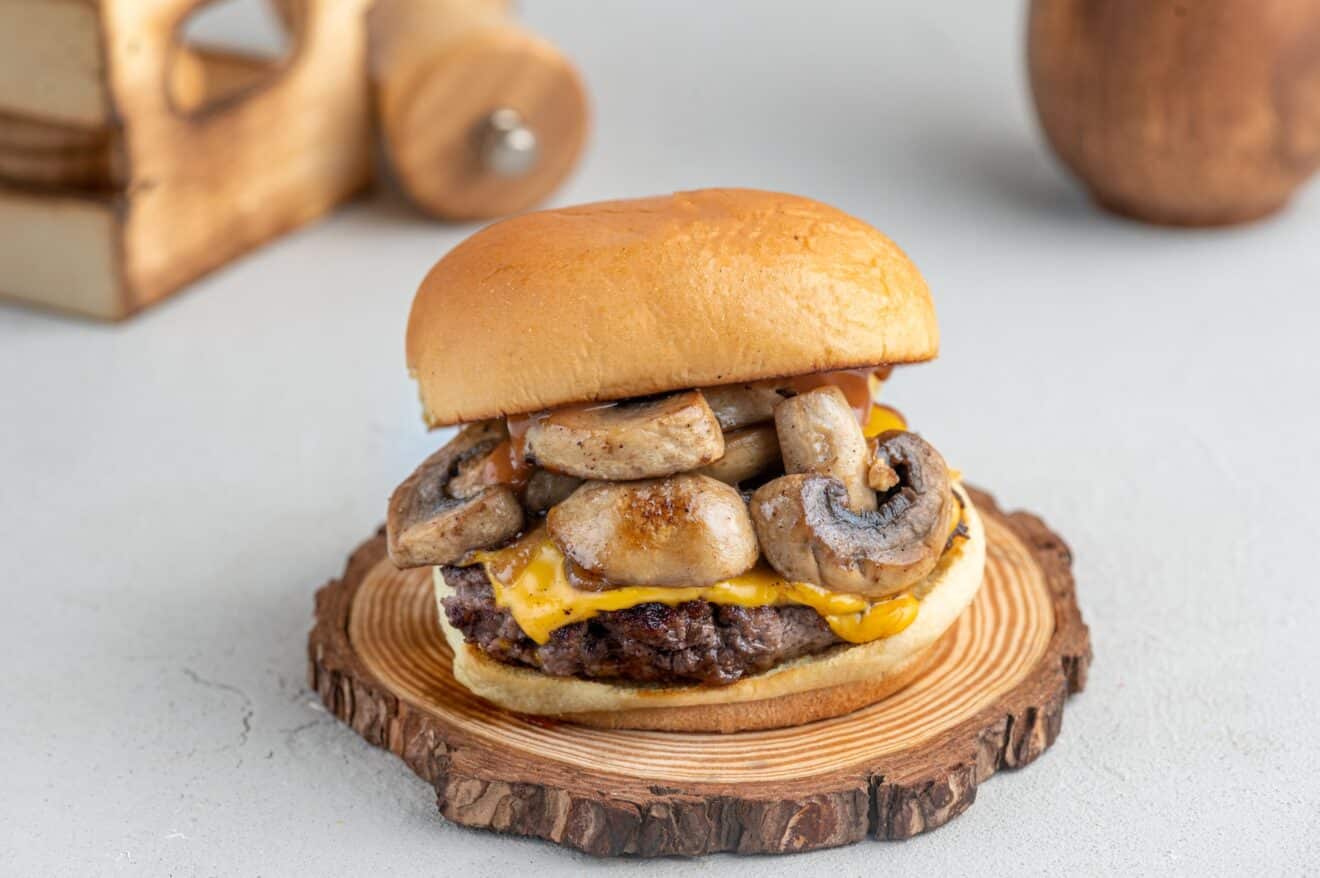 Le burger d'automne qui vous fera oublier l'été : cheddar et champignons au menu