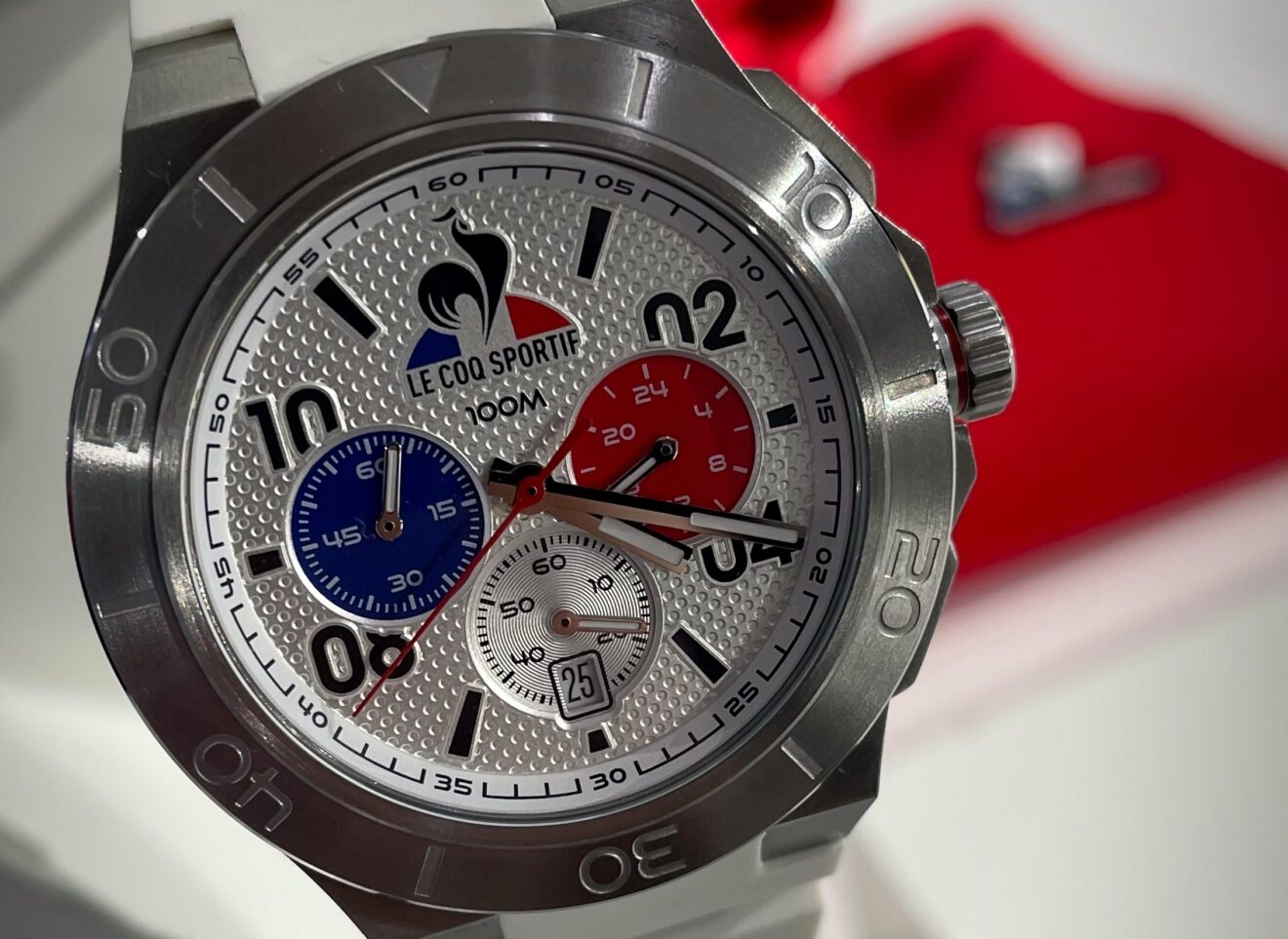 Le Coq Sportif sort ses premières montres avec une marque française bien connue