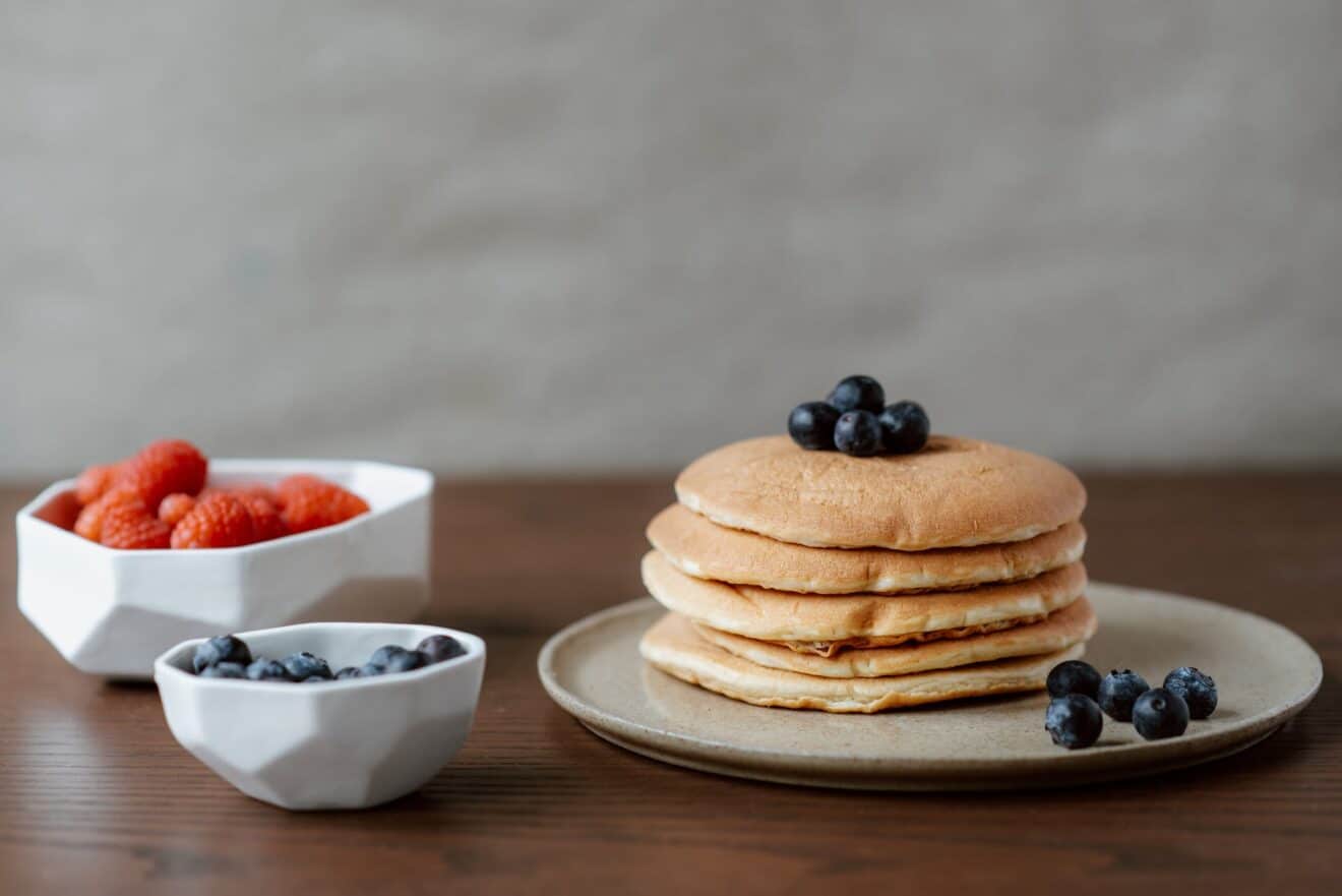 Laissez-vous tenter par cette recette de pancakes vegan moelleux au sirop d'érable : une alternative gourmande et saine