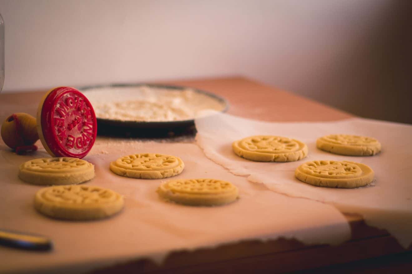 Vous devez absolument essayer cette recette pour épater vos invités à l'apéro : les délicieux biscuits sablés au romarin et parmesan