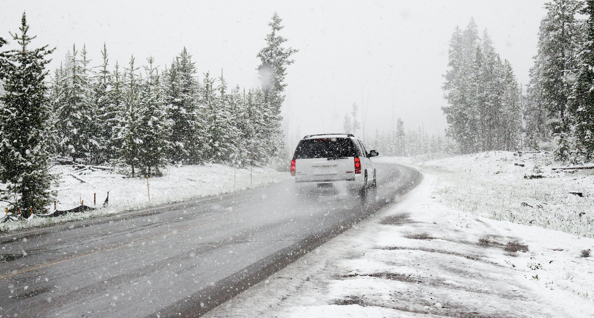 La neige du pare-brise couvre votre véhicule. Housse de pare-brise de  voiture pour voiture, camion et SUV. Le protecteur d'hiver automatique  épais protège de la glace, du gel et de la neige.