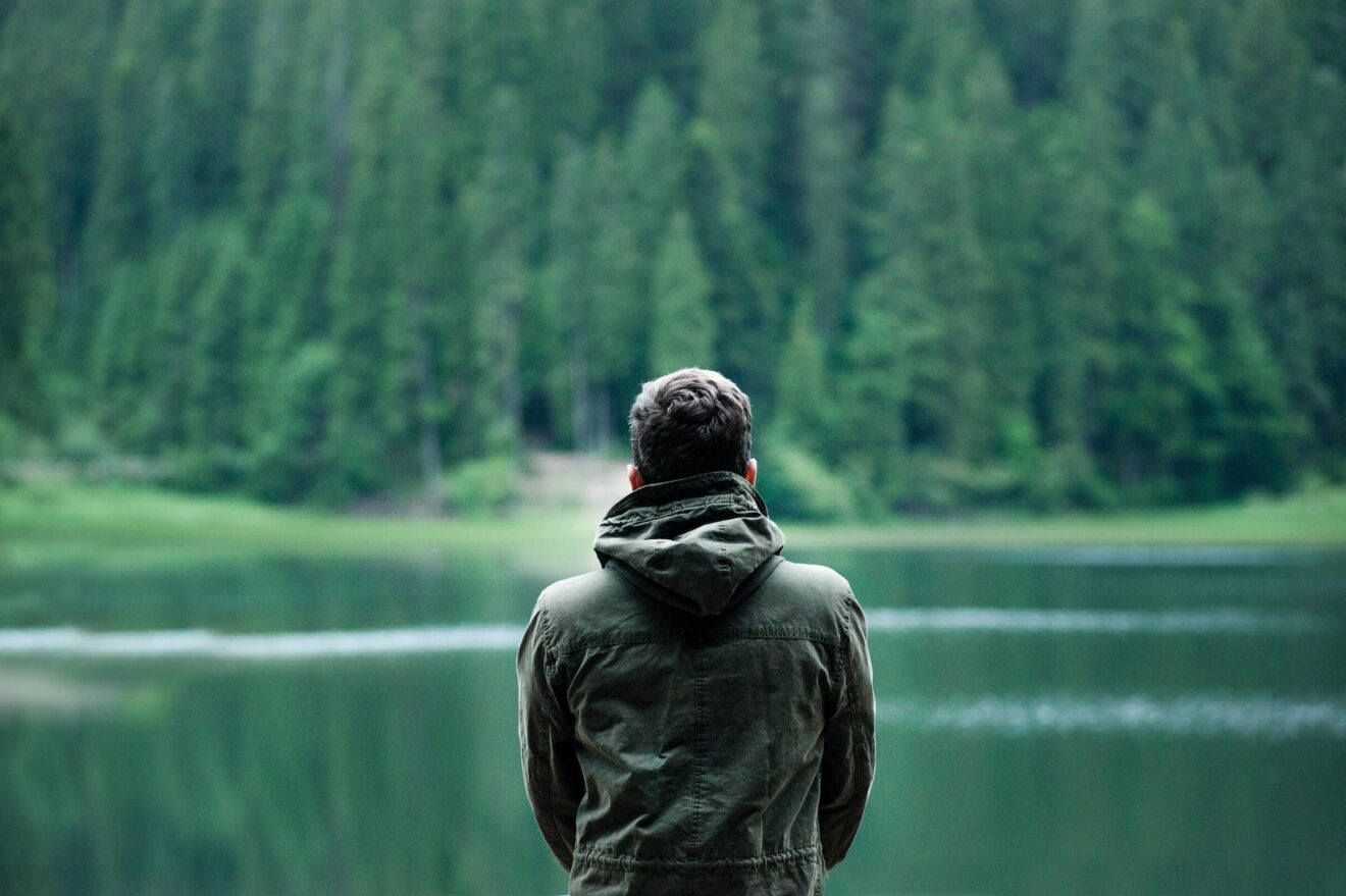 Comment la solitude influence votre cerveau et les solutions pour y remédier