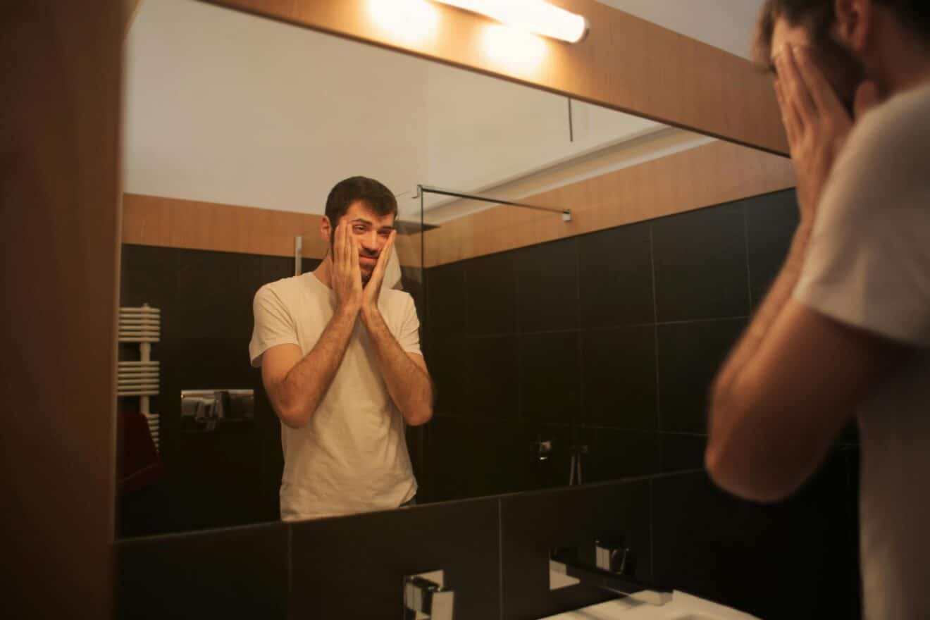 Les 7 erreurs fatales que vous faites devant le miroir de votre salle de bain chaque matin