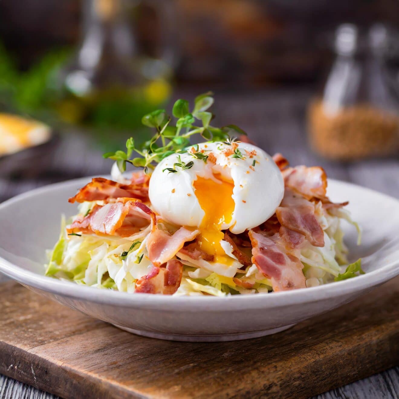Découvrez la délicieuse salade lyonnaise : frisée, lardons et œuf poché