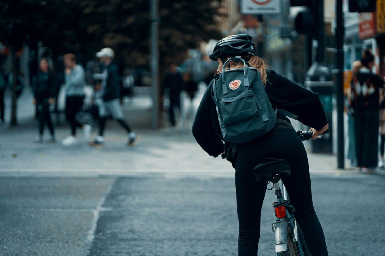 Faire du vélo en ville en toute sécurité : les règles d'or à garder en tête