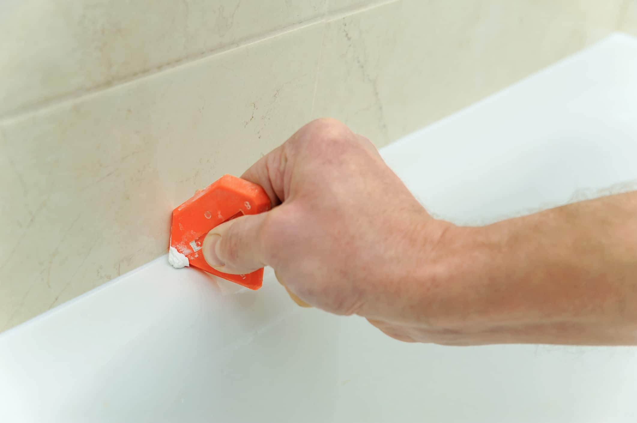 Tout le monde devrait essayer cette astuce rapide pour changer vos joints de salle de bain en