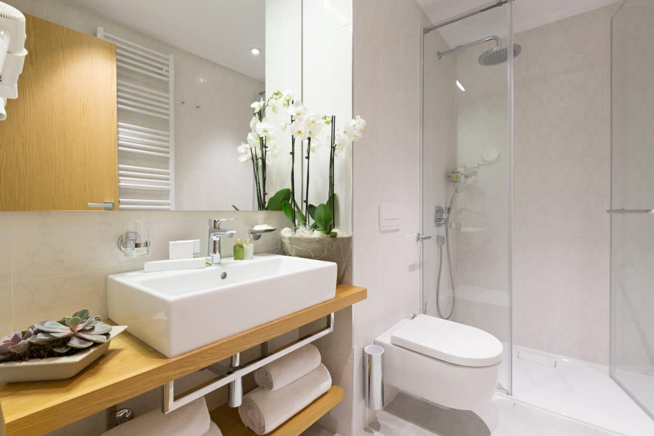 Les 3 styles de salles de bain dépassés à oublier vite : découvrez les tendances phares de 2025 à adopter à la place
