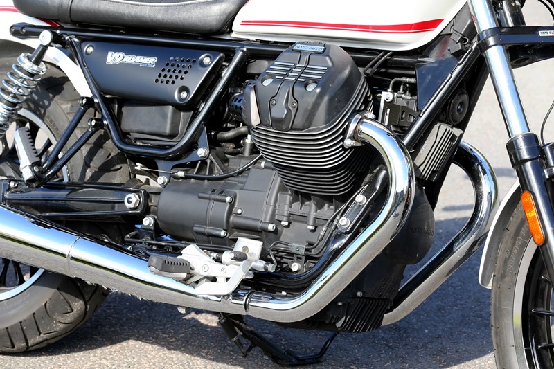 Gros plan sur le moteur de la Moto Guzzi V9 Roamer