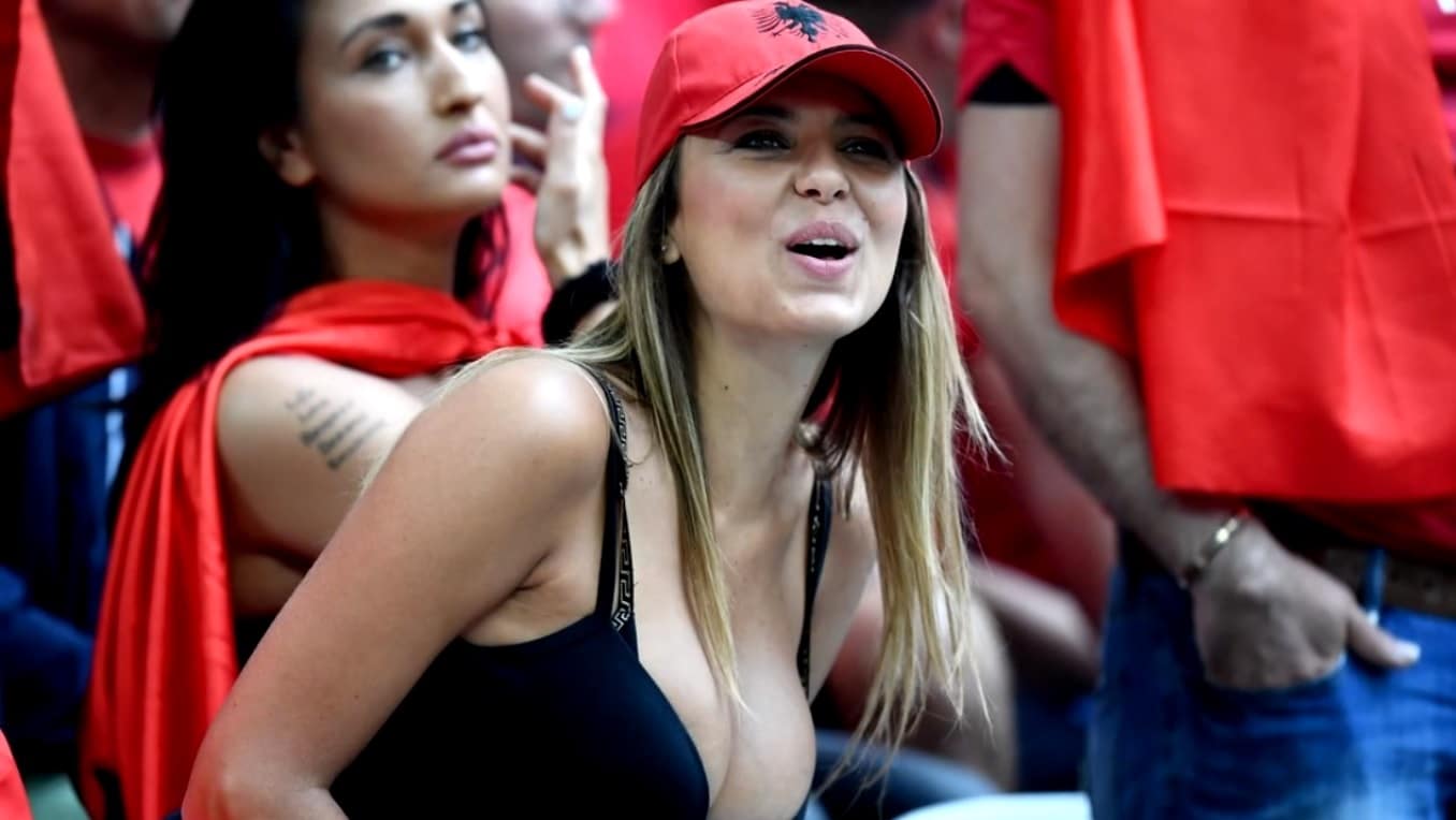 Fan albanaise sexy lors du match France-Albanie de l'Euro 2016