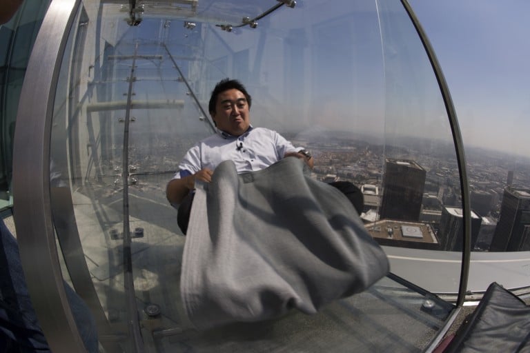 Descente du toboggan en verre Skyslide à Los Angeles