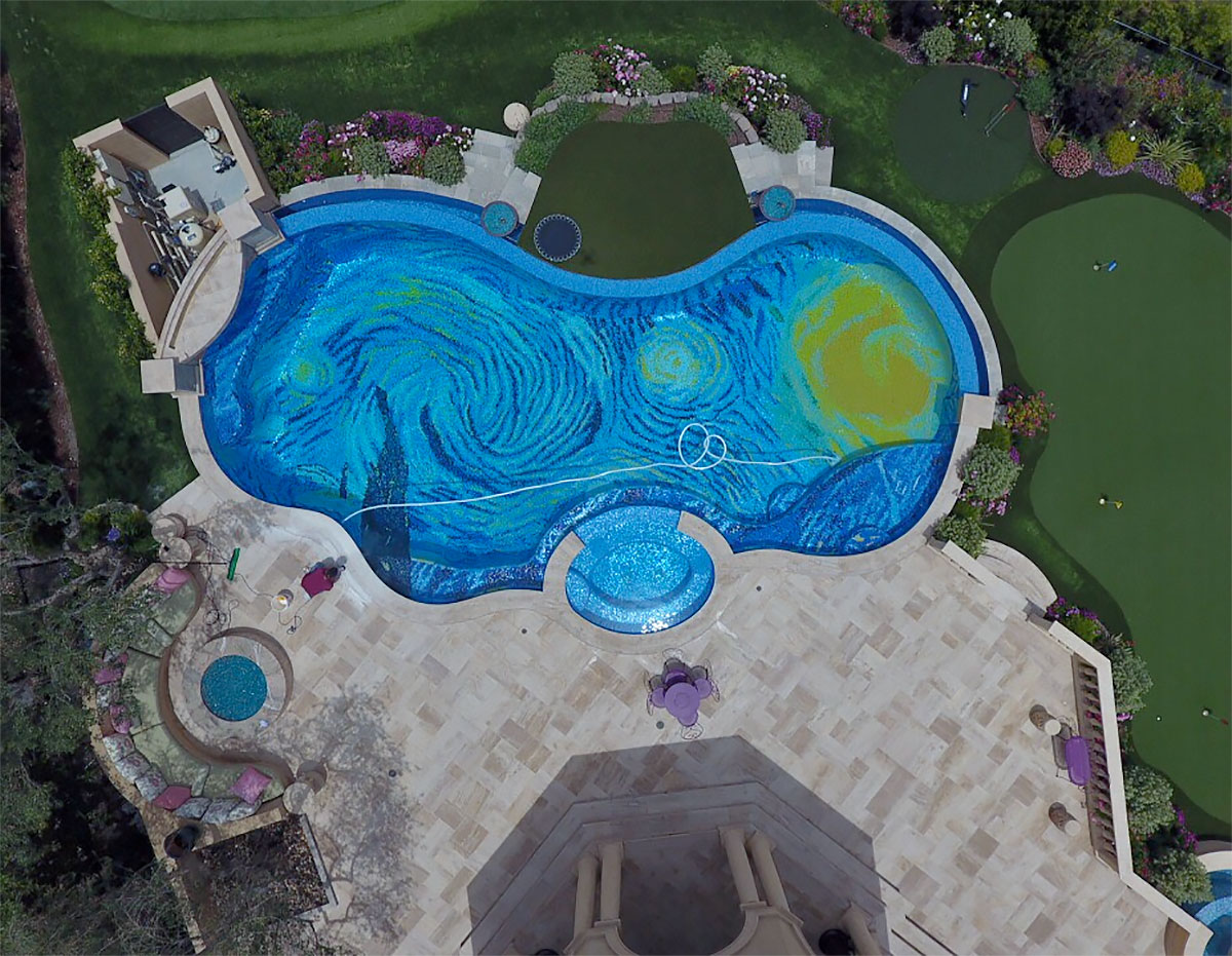 La piscine Van Gogh dépend d'une somptueuse villa en Californie