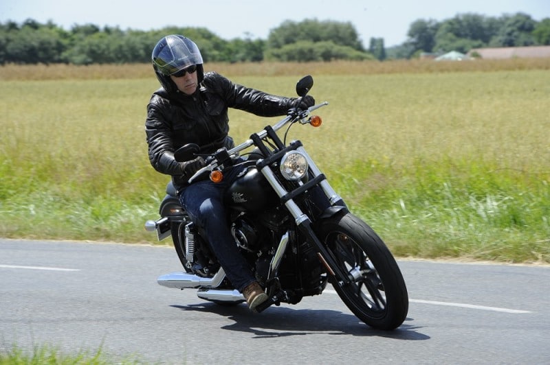 Harley Davidson 1690 cm3 Street Bob Special en action