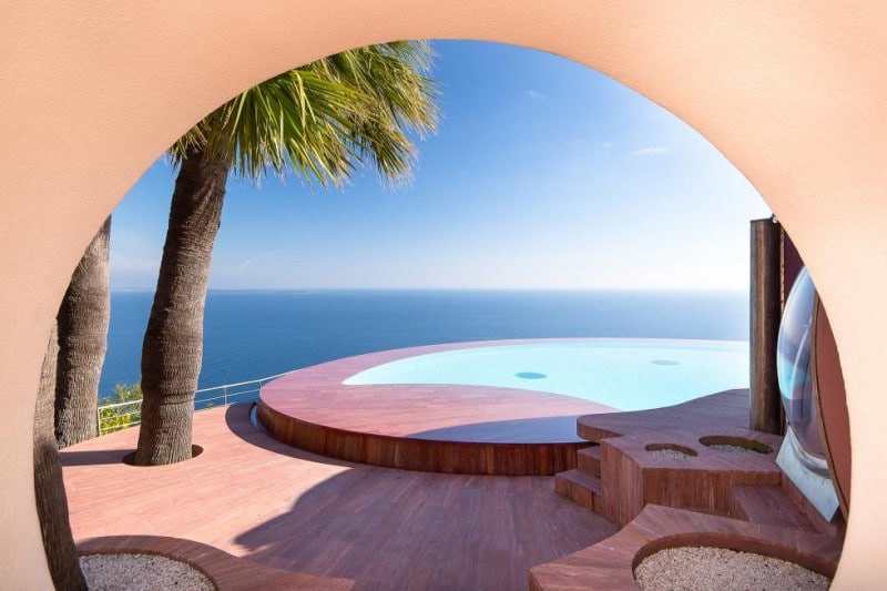 La piscine du Palais Bulles avec vue sur la baie de Cannes