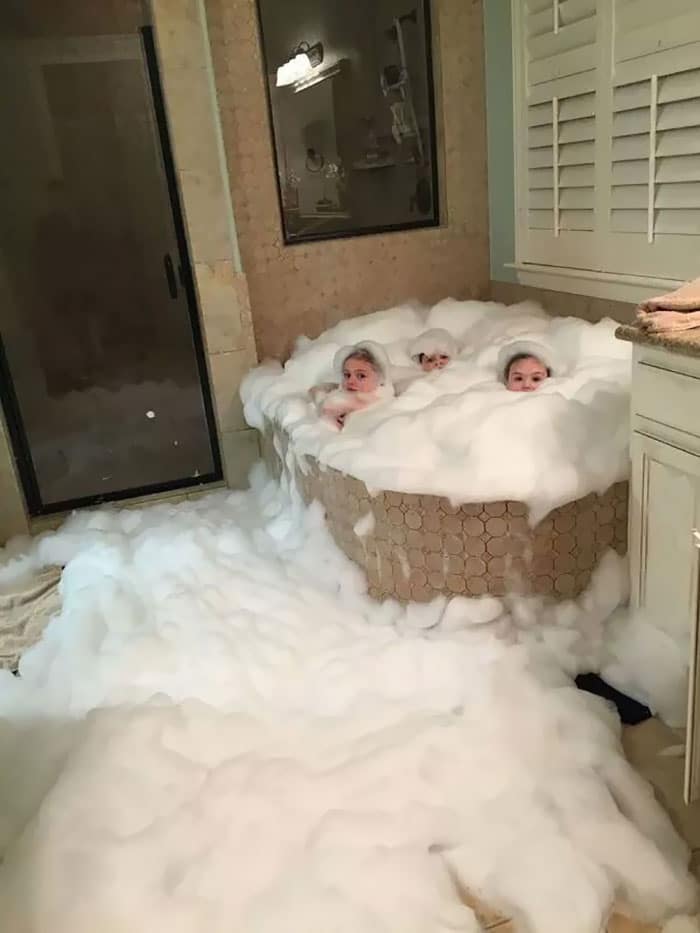 Quand tes enfants découvrent le plaisir d'un bain moussant