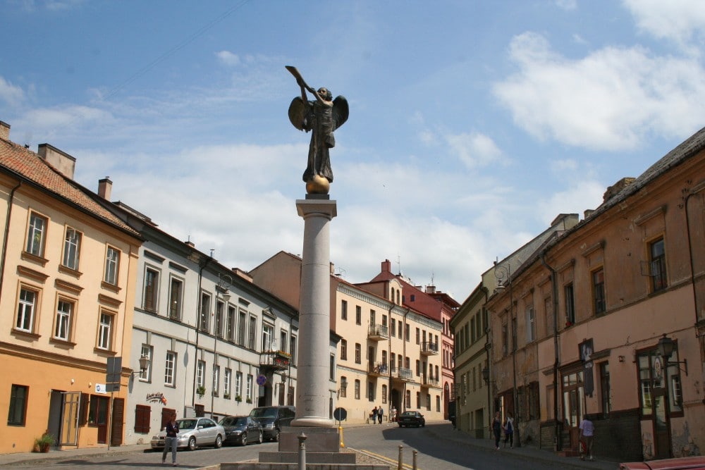 Statue de l'ange sur la place centrale d'Uzupis