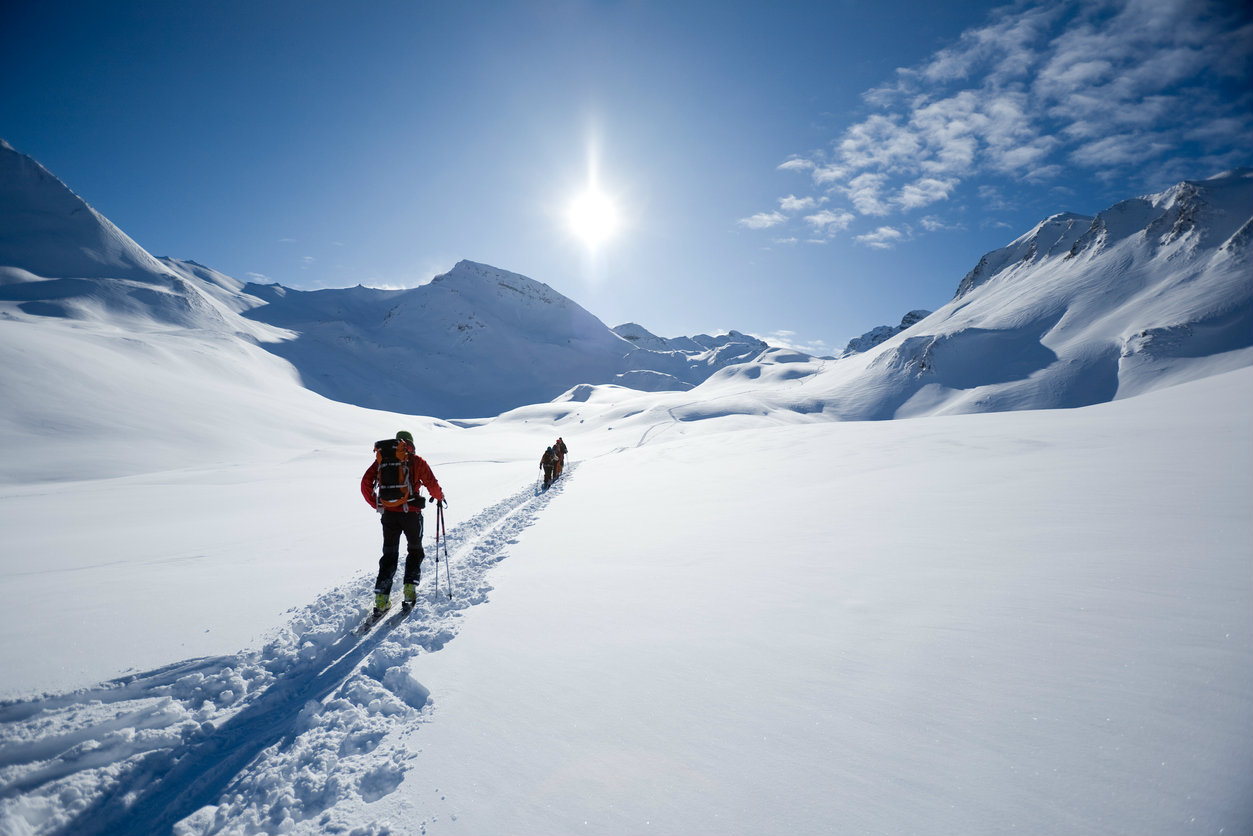 Plongez dans l'aventure du ski de randonnée pour un hiver inoubliable !