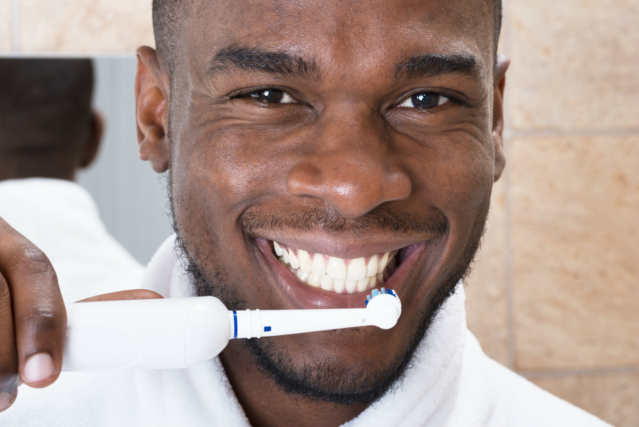 Dents parfaites : les conseils surprenants que les hommes doivent connaître pour un sourire irrésistible