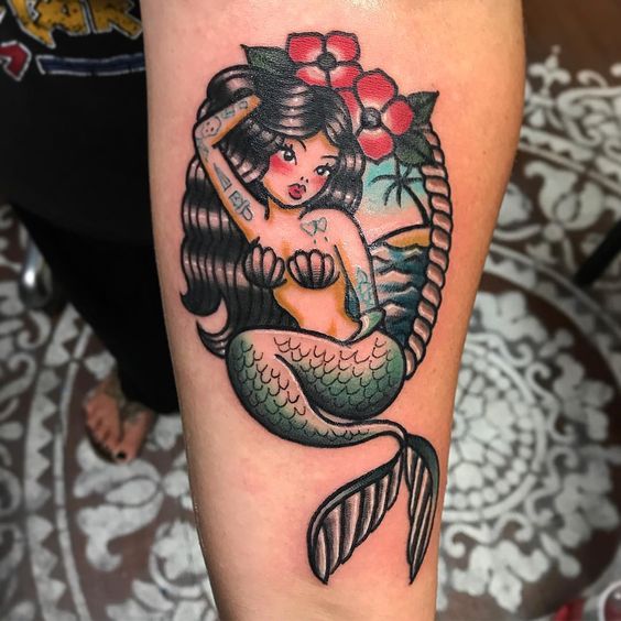Inspiration homme : tatouage old-school avec une sirène sexy