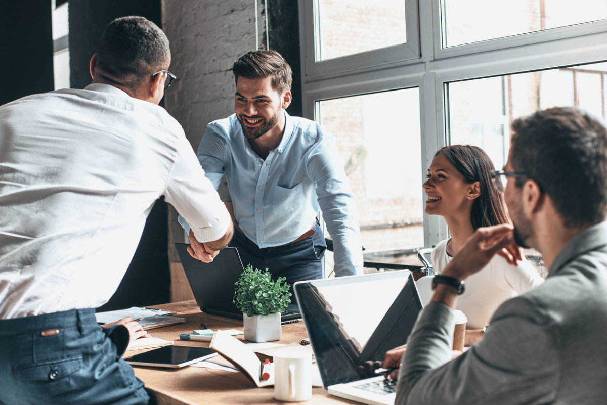 La timidité au travail : comment elle influence la performance et les solutions pour y remédier