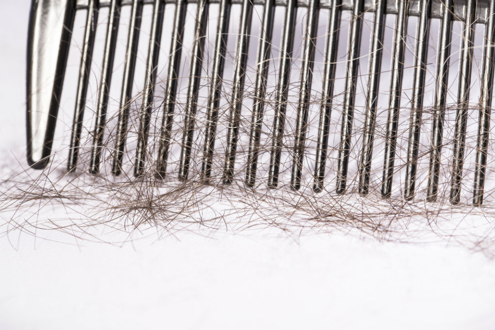Comment soigner des cheveux cassants ?